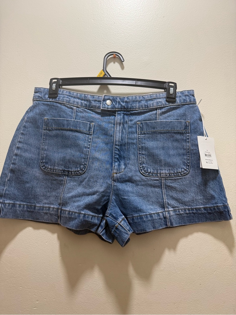 Casual Mid-Rise Blue Denim Patch Pocket Shorts